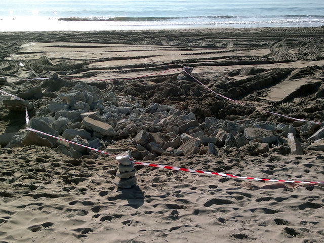 Imagen de la losa de hormign aparecida en la playa de Gav Mar afectada por dos regresiones consecutivas, totalmente destrozada por una mquina del Ministerio de Medio Ambiente, la arena ha sido totalmente removida (21 de Enero de 2012)
