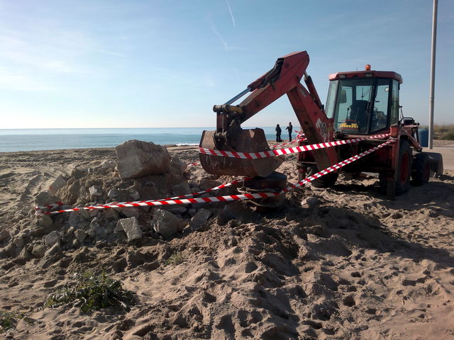 Imatge de la mquina enviada pel Ministeri de Medi Ambient que est destruint la llosa de formig apareguda a la platja de Gav Mar afectada per dues regressions consecutives, la imatge s a l'alada del carrer de Palafrugell (21 de Gener de 2012)