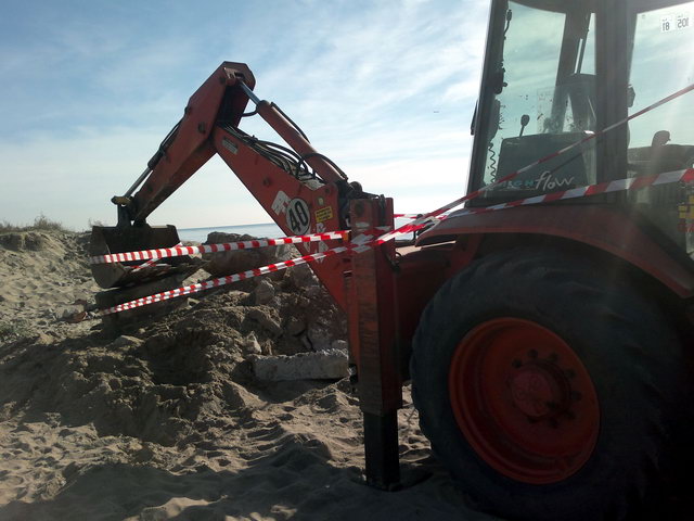 Imagen de la mquina enviada por el Ministerio de Medio Ambiente que est destruyendo la losa de hormign aparecida en la playa de Gav Mar afectada por dos regresiones consecutivas, la imagen est tomada a la altura de la calle de Palafrugell (21 de Enero de 2012)