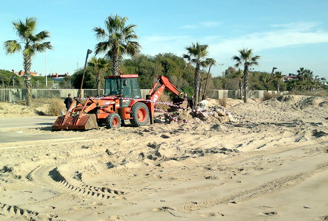 Imatge de la mquina enviada pel Ministeri de Medi Ambient que est destruint la llosa de formig apareguda a la platja de Gav Mar afectada per dues regressions consecutives, la imatge s a l'alada del carrer de Palafrugell (21 de Gener de 2012)