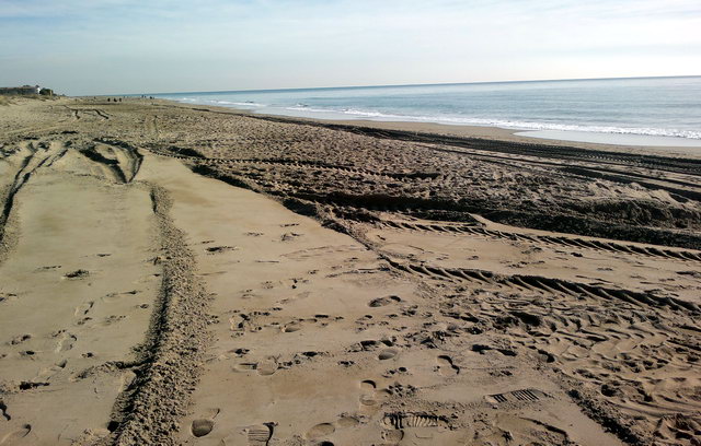 Imagen de la zona de la playa de Gav Mar afectada por dos regresiones consecutivas, con la arena totalmente removida por una mquina enviada por el Ministerio de Medio Ambiente que est destruyendo la losa de hormign, la imagen ha sido tomada a la altura de la calle de Palafrugell, mirando hacia Barcelona (21 de Enero de 2012)