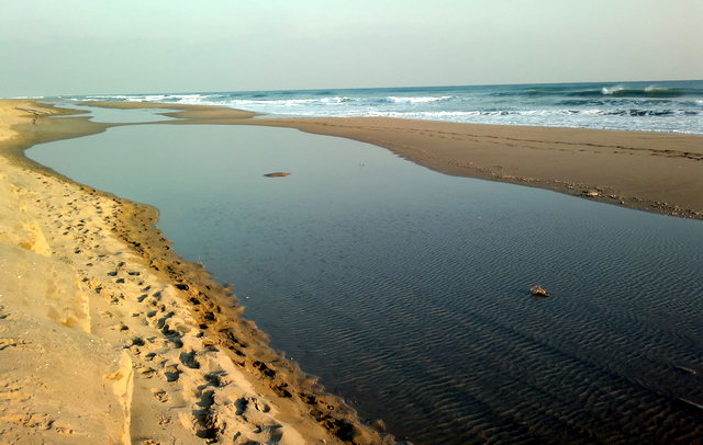 Imagen de la zona de la playa de Gav Mar afectada por dos regresiones consecutivas, con el agua del mar nuevamente dentro de la arena (3 de Febrero de 2012)