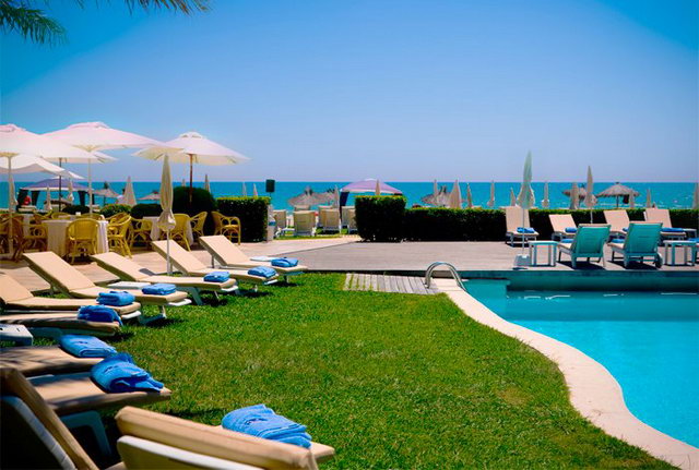 Imagen de la zona del Beach Club del restaurante y beach club Tropical de Gav Mar (Verano del ao 2011)