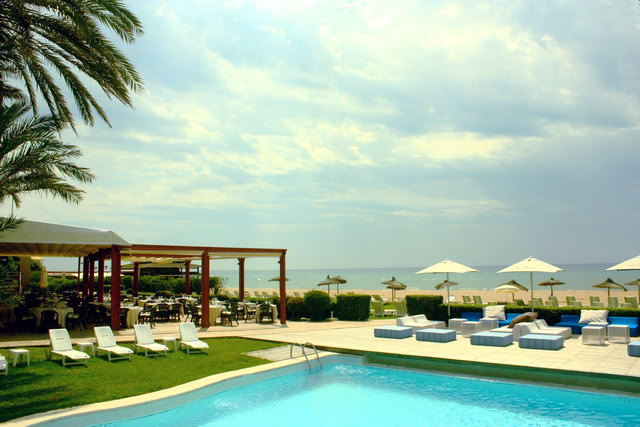 Imatge de la zona del Beach Club del restaurant i beach club Tropical de Gav Mar (Estiu de l'any 2011)