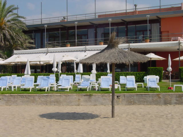 Imatge de la zona del Beach Club del restaurant i beach club Tropical de Gav Mar (Estiu de l'any 2004)