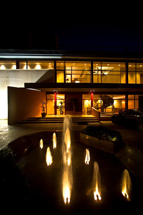 Imagen nocturna del edificio del restaurante y beach club Tropical de Gav Mar