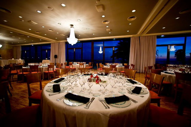 Imagen de un saln del restaurante Tropical de Gav Mar