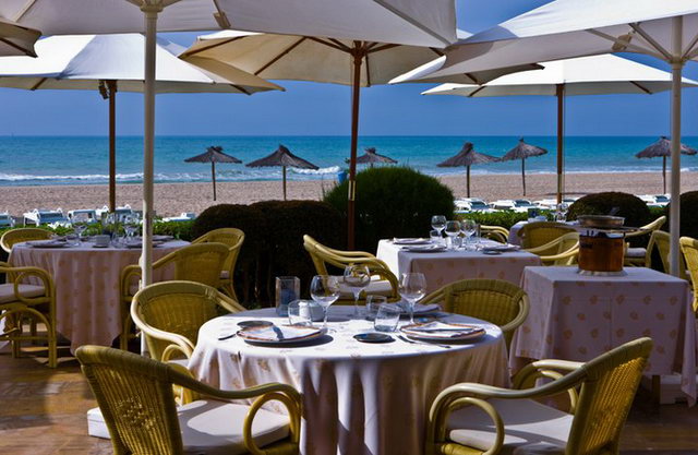 Imagen de la terraza del restaurante y beach club Tropical de Gav Mar