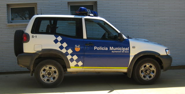 Vehicle de la Policia Local de Gav estacionat al costat de la Comissaria habilitada al Centre Cvic de Gav Mar i que noms s'utilitza durant l'estiu
