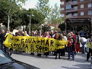 Pancarta Gavà Mar a la manifestació contra el soroll dels avions de l'aeroport del Prat del 18 d'abril de 2004