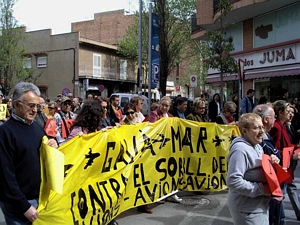 Manifestació contra el soroll dels avions de l'aeroport del Prat celebrada a Castelldefels el 18 d'abril de 2004