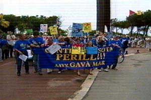 Imatge de TV3 (Telenotícies Migdia) de la manifestació celebrada a Gavà Mar per protestar contra les futures rutes de l'aeroport del Prat (23 de Maig de 2004)