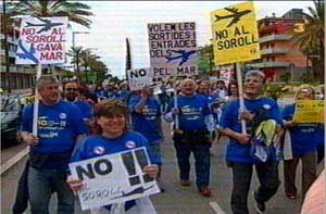 Imatge de TV3 (Telenotícies Migdia) de la manifestació celebrada a Gavà Mar per protestar contra les futures rutes de l'aeroport del Prat (23 de Maig de 2004)