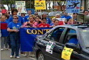 Imatge de TV3 (Telenotícies Migdia) de la manifestació celebrada a Gavà Mar per protestar contra les futures rutes de l'aeroport del Prat (23 de Maig de 2004)