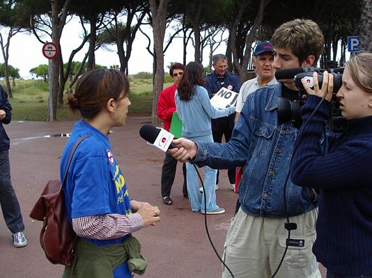 La presidenta de l'AVV de Gavà Mar fent declaracions a Gavà Televisió abans de començar la manfiestació de veïns de Gavà Mar per protestar contra les futures rutes de l'aeroport del Prat (23 de maig de 2004)