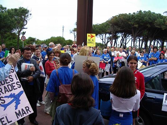 Concentració prèvia a la manifestació de veïns de Gavà Mar per protestar per les futures rutes de l'aeroport del Prat (23 de Maig de 2004)