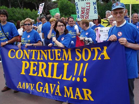 La pancarta que encabezó la manifestación de vecinos de Gavà Mar para protestar por las futuras rutas del aeropuerto del Prat (23 de mayo de 2004)