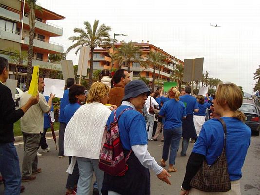 Avió aterrant per la pista principal en configuració EST mentre els veïns de Gavà Mar es manifestaven contra les futures rutes de l'aeroport del Prat (23 de Maig de 2004)