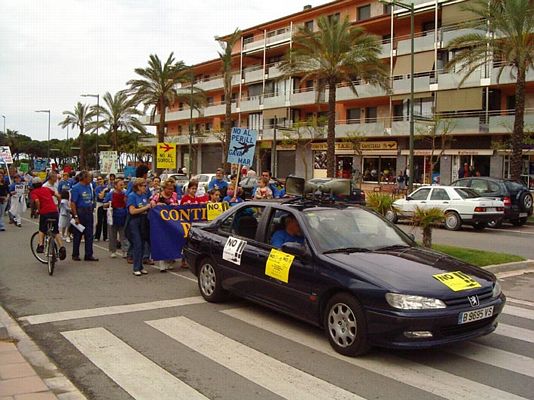 La capçalera de la manifestació de veïns de Gavà Mar per protestar contra les futures rutes de l'aeroport del Prat (23 de Maig de 2004)