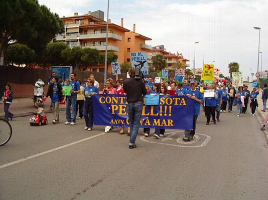 Manifestació de veïns de Gavà Mar a l'anviguda Europa protestant contra les futures rutes de l'aeroport del Prat (23 de maig de 2004)