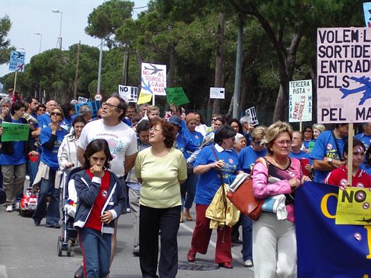 Vecinos de todas las edades en la manifestación celebrada por las calles de Gavà Mar para protestar por la futuras rutas del aeropuerto del Prat (23 de mayo de 2004)