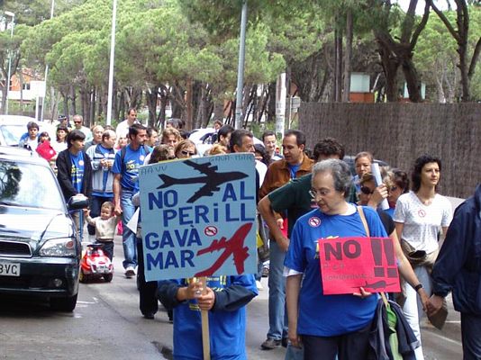 Algunos de los carteles utilizados en esta manifestación de vecinos de Gavà Mar son de las manifestaciones de los años 90 (23 de mayo de 2004)