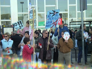 Veïns de Gavà Mar amb botzines a l'aeroport del Prat (12 de Febrer de 2005)