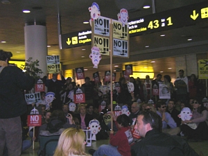 Veïns de Gavà Mar de manifestació a l'aeroport del Prat amb les caretes amb els taps a les orelles (12 de Febrer de 2005)