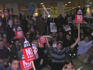 Veïns de Gavà Mar fent una asseguda dins de la terminal de l'aeroport del Prat (12 de Febrer de 2005)