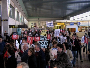 Veïns de Gavà Mar de manifestació per la terminal de l'aeroport del Prat (12 de Febrer de 2005)