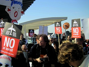 Fotògraf enmig dels veïns de Gavà Mar en plena manifestació a l'aeroport del Prat (12 de Febrer de 2005)