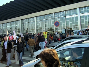 Veïns de Gavà Mar manifestant-se en el pas de vianants de davant de les terminals de l'aeroport del Prat (12 de Febrer de 2005)