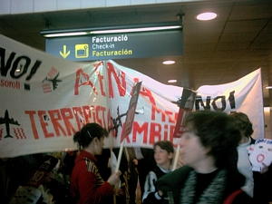 Pancarta 'AENA terrorista mediambiental' en la manifestació de veïns de Gavà Mar a l'aeroport del Prat (12 de Febrer de 2005)