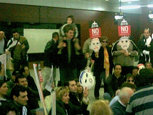 Veïns de Gavà Mar manifestant-se a l'aeroport del Prat (12 de Febrer de 2005)