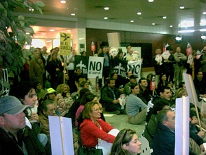 Asseguda de veïns de Gavà Mar a les terminals de l'aeroport del Prat (12 de Febrer de 2005)