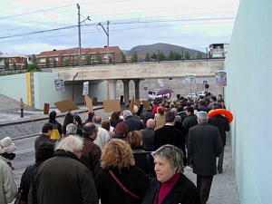 El paso subterráneo de la avenida Màlga de Castelldefels lleno de políticos y de vecinos de Gavà Mar protestando contra Dídac Pestaña, alcalde de Gavà (4 de Diciembre de 2004)