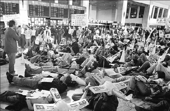 Manifestació de l'AVV de Gavà Mar a l'aeroport del Prat (19 de març de 2005) (Processó de Setmana Santa)