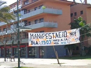 Pancarta de vecinos de Gavà Mar convocando la manifestación en la avenida del mar para ir al aeropuerto de Barcelona-El Prat