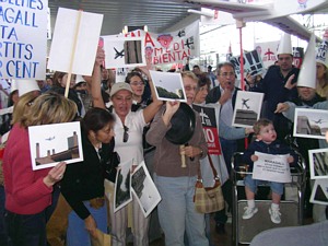 Fotografies del sobrevol d'avions a la manifestació de veïns de Gavà Mar a l'aeroport del Prat el 19 de març de 2005