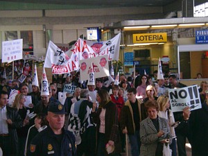 Manifestación de vecinos de Gavà Mar por el interior de las terminales del aeropuerto de Barcelona-El Prat