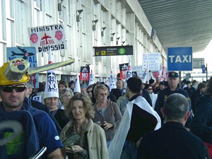 Manifestació de veïns de Gavà Mar per l'exterior de les terminals (19 de març de 2005)
