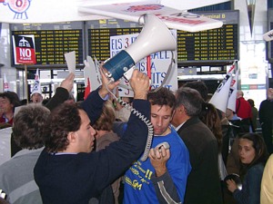 Pedro y Fernando dirigiendo los gritos de la manifestación de vecinos de Gavà Mar en el interior del aeropuerto de Barcelona-El Prat