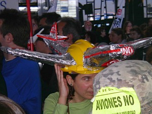 Luma perfectamente ataviada en la manifestacin de vecinos de Gavà Mar en el interior de las terminales del aeropuerto de Barcelona-El Prat