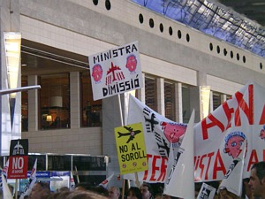Cartell reclamant la dimissió de la Ministra de Foment a la manifestació de veïns de Gavà Mar a l'aeroport del Prat el 19 de març de 2005