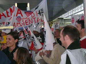 Nazarenos de Gavaà Mar en el aeropuerto de Barcelona-El Prat