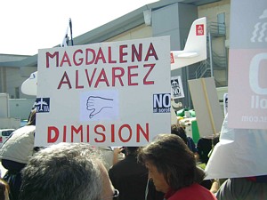 Cartell contra la ministra de Foment a la manifestació de veïns de Gavà Mar a l'aeroport del Prat el 19 de març de 2005
