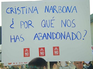 Cartell recordant a Cristina Narbona i les seves declaracions a la manifestació de veïns de Gavà Mar a l'aeroport del Prat el 19 de març de 2005
