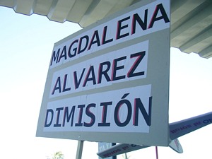 Cartell contra la ministra de Foment a la manifestació de veïns de Gavà Mar a l'aeroport del Prat el 19 de març de 2005