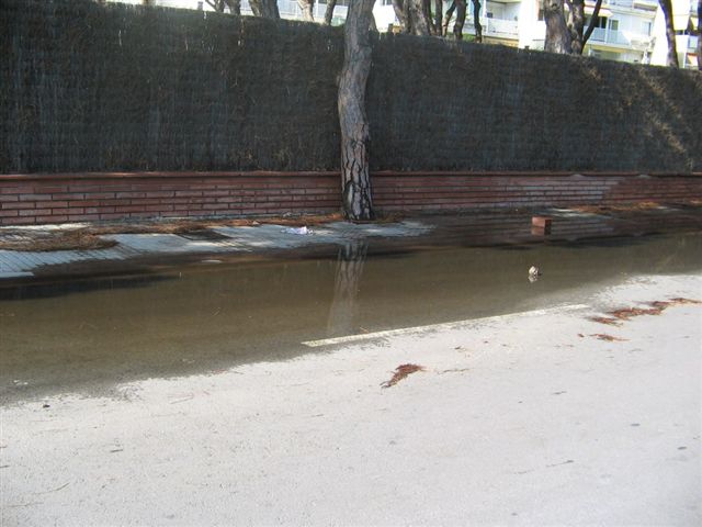 Inundación de la avenida Europa de Gavà Mar (detrs de los apartamentos Bermar Park)