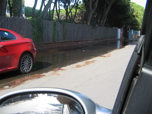 Inundació de l'avinguda Europa de Gavà Mar (al darrera dels apartaments Bermar Park)